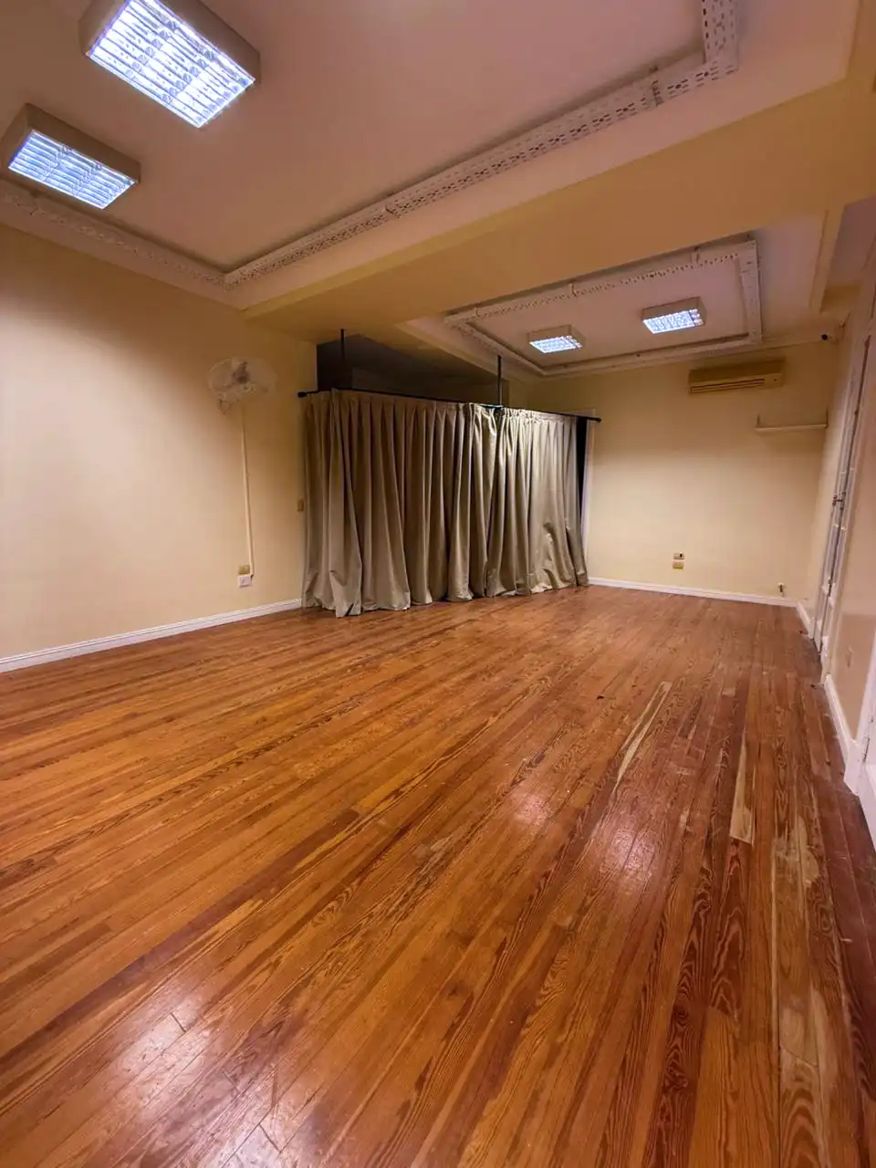 Aula Madera Moron Dos